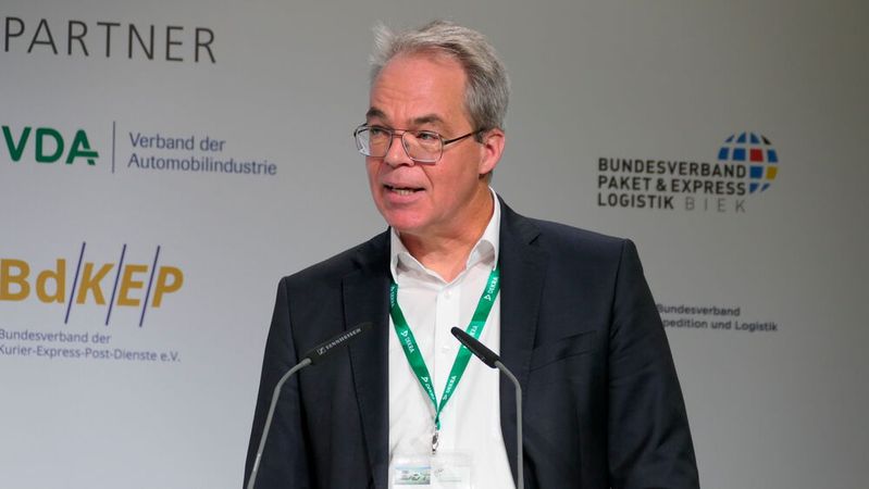 Jann Fehlauer, Geschäftsführer Dekra Automobil GmbH, eröffnete heute den Dekra Zukunftskongress Nutzfahrzeuge in Berlin.