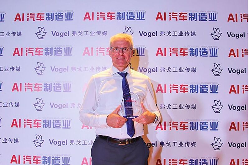 Rolf Grossenbacher, Sales Manager Fritz Studer AG, reçoit le « AI User Satisfaction Award » au CIMES à Pékin. (Fritz Studer AG)