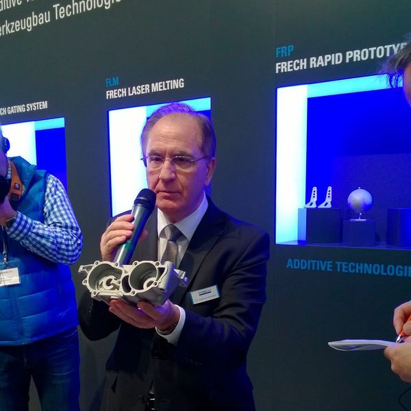 Die Oskar Frech GmbH stellt Druckgießmaschinen und -werkzeuge her. Die konturnah gekühlten Gießformen werden mittels Laserschmelzen additiv gefertigt. Aber auch Prototypen und Kleinserien sind aus Stahl und Aluminium möglich – wie Dr. Ioannis Ioannidis, CEO der Oskar Frech GmbH, zeigt. (D.Quitter/konstruktionspraxis)