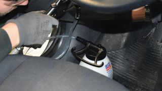 Der Anwender reinigt den Verdampfer mit der Desinfektionsflüssigkeit durch vorsichtiges Hin- und Herbewegen der Sprühlanze. (Bild: Holz)