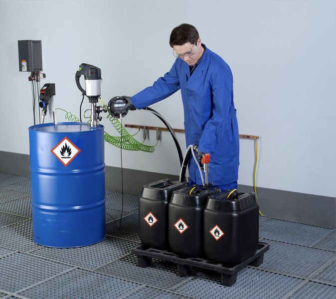 Halbautomatische Kanisterbefüllung in Ex-Zone 1. (Bild: Flux-Geräte)