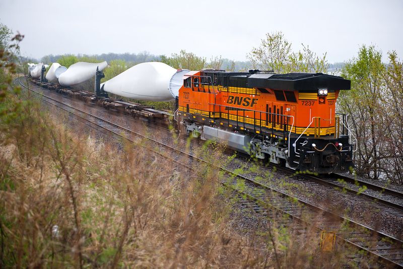 Ein einzelnes Rotorblatt für die SWT-2.3-108 Windkraftanlagen wiegt etwa 10 t. Das fordert auch die Logistik heraus. (Bild: Siemens)