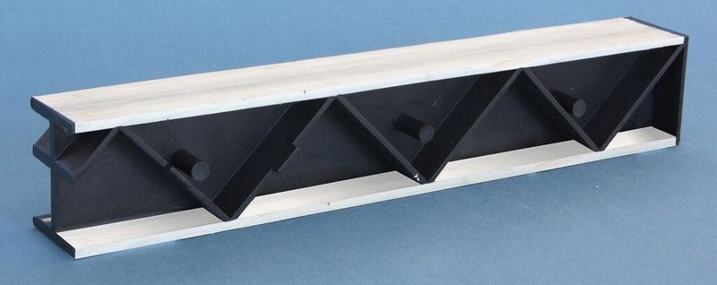 Ein umspritztes in-situ-pultrudiertes Profil aus hochgefülltem Polyamid bildet die Randfasern des höchststeifen IKT-Trägers aus PA6 GF30. (Bild: IKT)