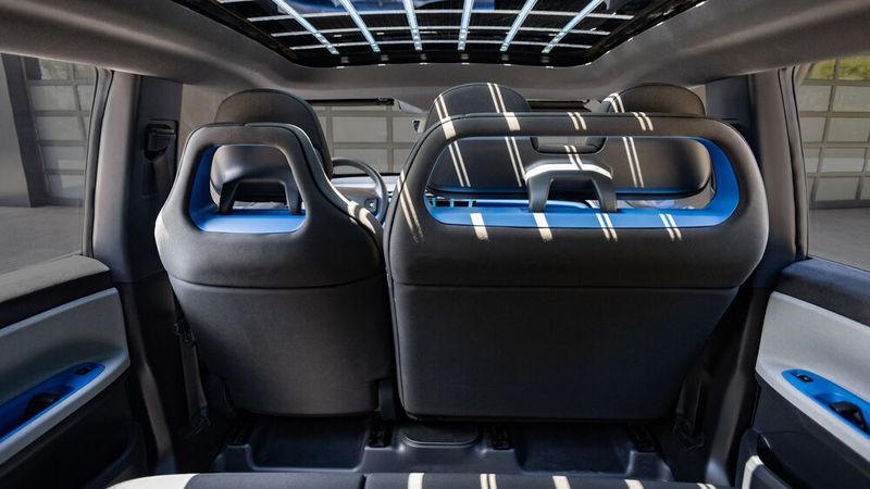 Optional kann der Pear als Sechssitzer bestellt werden. Dann gibt es vorne statt der sonst üblichen zwei Einzelsitze eine zweiteilige Sitzbank mit drei Sitzplätzen. (Bild: Fisker)