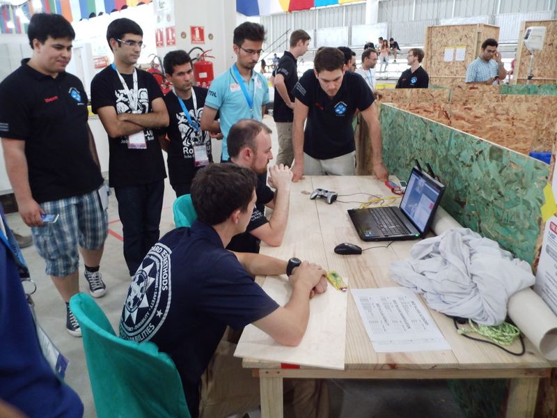 Nach der Weltmeisterschaft ist vor der Weltmeisterschaft! Während die Fußball-Weltmeister schon ihren verdienten Urlaub genießen, mussten die deutschen Roboter-Weltmeister noch in Brasilien schwitzen. Doch alle Anstrengungen haben sich gelohnt, Deutschland ist zum zweiten Mal Weltmeister in 2014. Das Team der TU Darmstadt gewann die RoboCup-Weltmeisterschaft in Brasilien mit dem Rettungsroboter Hektor. (RoboCup 2014)