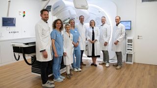 Professor Hendrik Wolff und sein Team vor dem Life Beam, der dezeit modernsten Installation aus dem Bereich der Radiochirurgie. (Bild: Brainlab / Roman Job / www.romanjob.com)