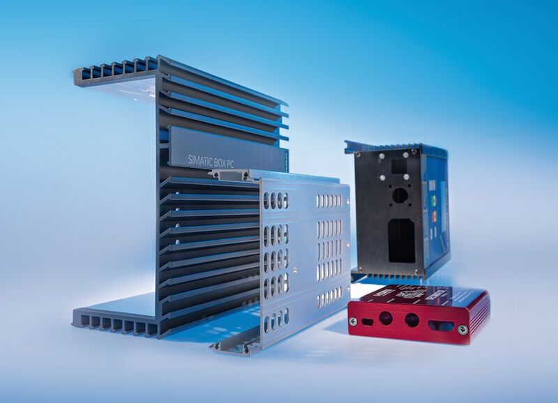 Das CTX-Spektrum an kühlenden Gehäuselösungen umfasst maßgeschneiderte Frontplatten ebenso wie Gehäuseteile in Druckguss, Profil- oder Stanzbiegetechnik sowie technische Aluminiumteile. (CTX Thermal Solutions GmbH)