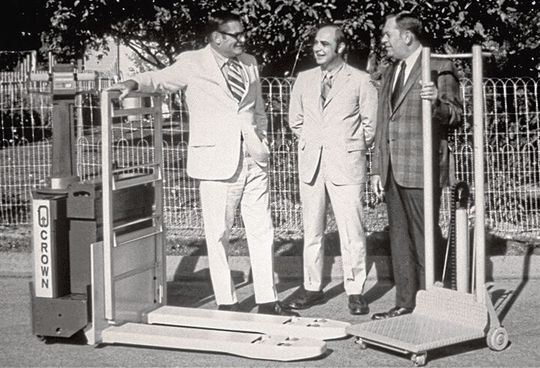Historische Aufnahme: Jim Dicke sr. (l.) und zwei führende Manager mit den ersten Crown-Staplermodellen.(Bild:  Crown)