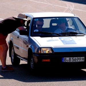 Werden eingewiesen für die Fahrt auf der Rennstrecke – Stefan Meyer und Simon Pfost von der Abteilung Öffentlichkeitsarbeit vom Zentralverband Deutsches Kraftfahrzeuggewerbe (ZDK).(Bild:  Zietz – VCG)