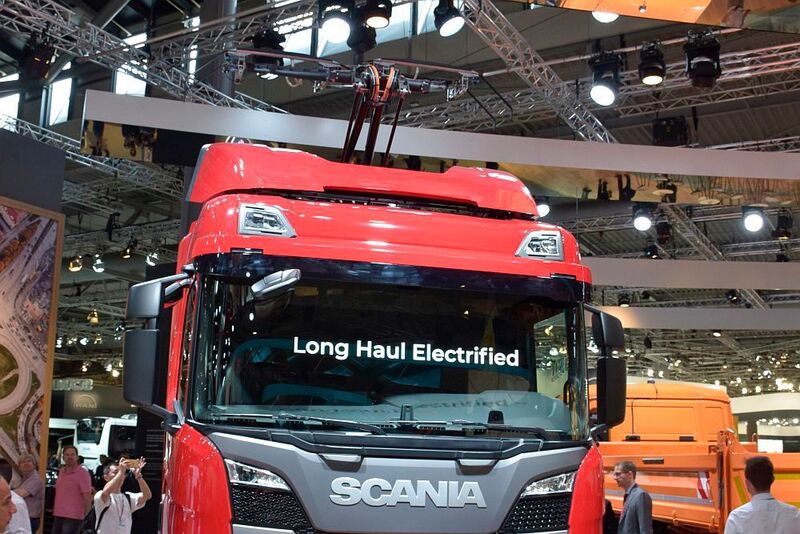 Kommt dafür der Oberleitungs-Lkw, wie Scania glaubt? Der Aufwand für die Elektrifizierung der Strecken wäre auf jeden Fall riesig. (Rosenow/»kfz-betrieb«)