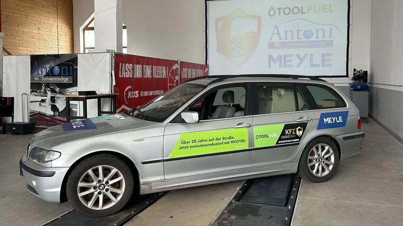 Den Namen „Sepp“ gaben ihm einst seine Vorbesitzer. Jetzt soll der betagte 3er-BMW in den Händen von Kfz-Rockstar-Betrieben fit für sein weiteres Leben gemacht werden und als Symbol für gelebte Nachhaltigkeit dienen.(Bild:  Kfz-Rockstars)