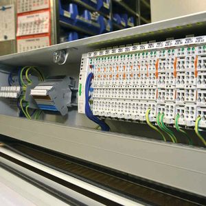 Bei größeren Montagelinien, die in Zellen unterteilt sind, werden die Signale der Sensoren und Aktoren der einzelnen Zellen mit Busklemmen aus dem Wago-I/O-System 750 angebunden. Die Kommunikation mit der zentralen Steuerung erfolgt dann über den Buskoppler mit einem beliebigen Protokoll.
