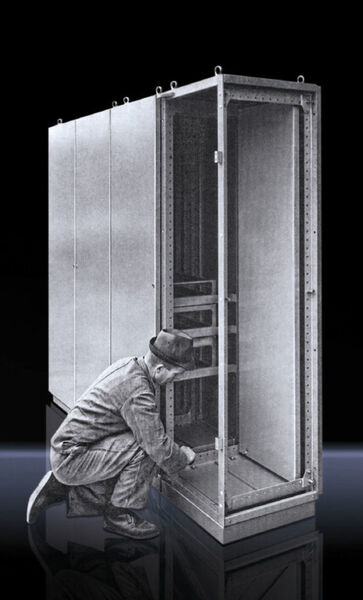 Rittal RS - der erste modulare Reihenschaltschrank wurde in 1969 in Gerüstbauweise vormontiert ausgeliefert.  (Bild: Rittal)