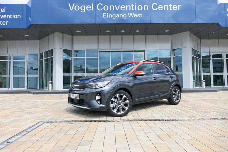 Der 4,14 Meter lange Stonic baut auf der Plattform vom Kia Rio auf, fällt aber wegen seiner ausgeprägten Form der Radkästen... (Bild: Jens Scheiner/»Automobil Industrie«)