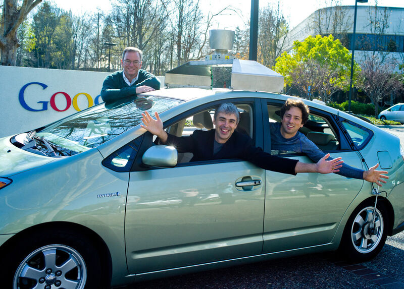 Autonomes Fahrzeug mit den Google-Chefs (von links): Executive Chairman Dr. Eric Schmidt, CEO Larry Page und Mitbegründer Sergey Brin (Bild: Google)