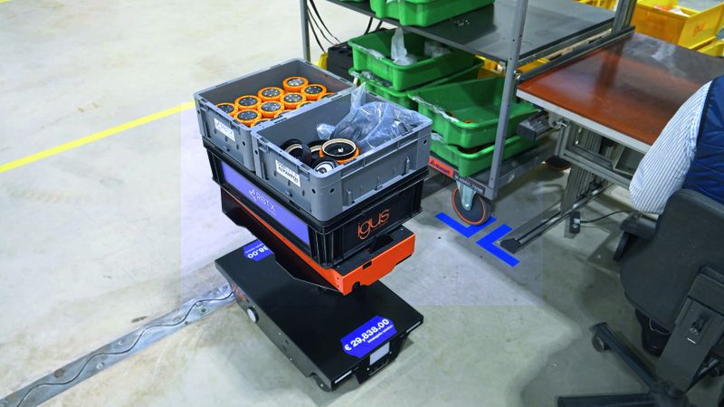 Das kostengünstige FTS unterstützt die Igus Mitarbeitenden auch bei der Montage des RebeL Cobots. (Bild: Igus GmbH)