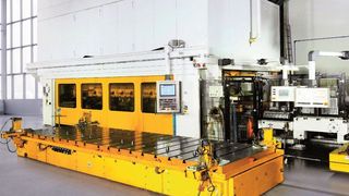 Mit einer neuen Steuerung sind auch ältere Stanzautomaten fit für die Industrie 4.0. (Schuler)