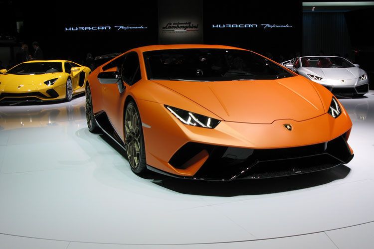 Lamborghinis Genf-Neuheiten in einem Bild: Links das geliftete Topmodell Aventador, rechts der Huracán Superleggera. (Seyerlein /»kfz-betrieb«)
