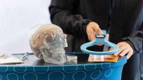 Die Daten vom Kitea Sensor werden mit dem Kitea Stick ausgelesen. (Bild: Kitea Health)