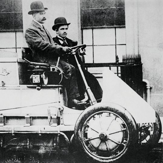 Der Lohner-Porsche-Rennwagen von 1900: Vier Radnabenmotoren mit etwa 1,8 kW machten ihn zum ersten allradgetriebenen Fahrzeug. Der 44-zellige Akkumulator mit 300 Ah und 80 V erlaubte eine Fahrstrecke von 50 km pro Batterieladung, die maximale Geschwindigkeit betrug 50 km/h. Der Lohner-Porsche-Rennwagen von 1900: Vier Radnabenmotoren mit etwa 1,8 kW machten ihn zum ersten allradgetriebenen Fahrzeug. Der 44-zellige Akkumulator mit 300 Ah und 80 V erlaubte eine Fahrstrecke von 50 km pro Batterieladung, die maximale Geschwindigkeit betrug 50 km/h.