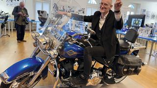 Pierre-Yves Kohler, directeur du SIAMS sur le départ du voyage de presse 2025 qui commence au showroom de Ryf AG, une déco qui en jette ! (Source : MSM)