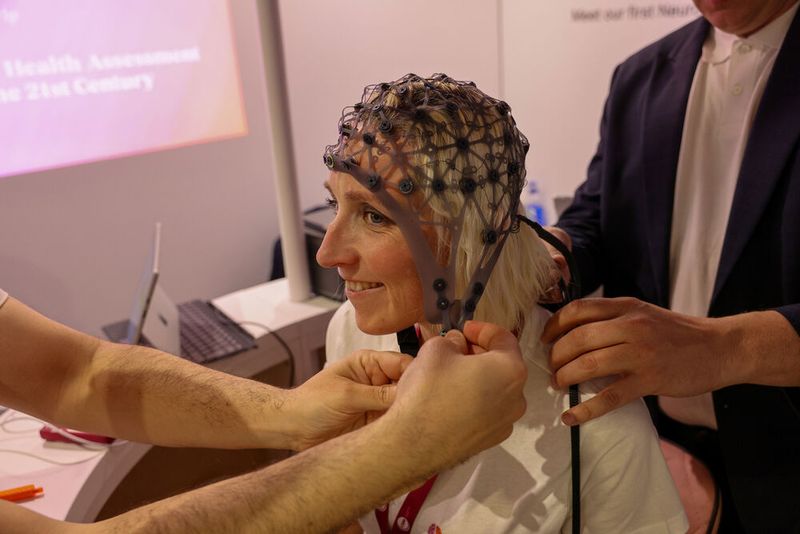 Auf der Messe wurde auch allerlei getestet, wie zum Beispiel die EEG-Kappe von Braintrip CogniScore. Sie erkennt Demenz im Frühstadium – nicht-invasiv, schnell und einfach.  (©Messe Berlin GmbH)