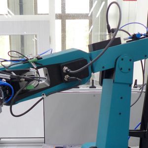 Der 6-Achs-Industrieroboter Horst 900 der den Citizen-Miyano-Kurzdreher durch seine Automatisierungsmöglichkeiten quasi veredelt, wartet mit seinem 2-Backen-Parallelgreifer vor der Drehmaschine ...(Bild:  Citizen)