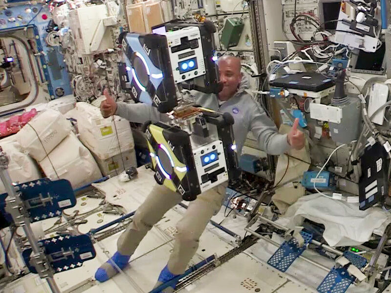 Man hat`s gepackt! US-Astronaut Victor Glover testete den geckomäßigen Andockmechanismus vom INM Ende letzten Jahres mit Erfolg auf einer ISS-Mission. (TU Braunschweig)