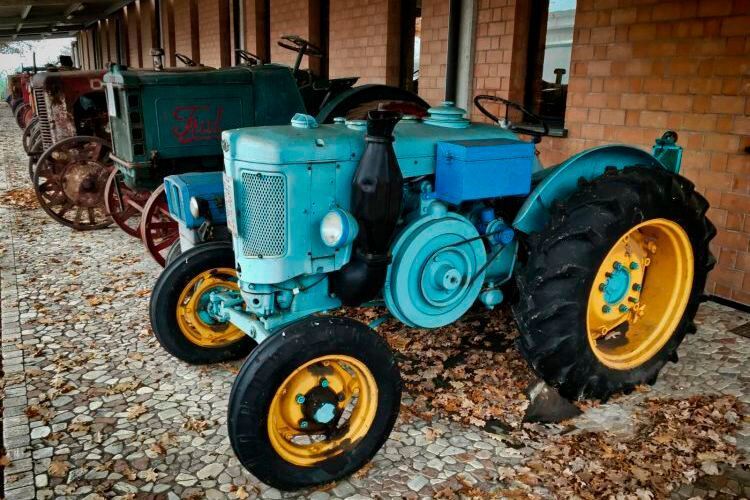 Rund 60 Traktoren vor der Tür des Museums ergänzen die Ausstellung. (press-inform)