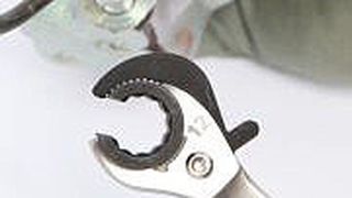 Der Leitungsratschenschlüssel eignet sich zum Lösen von Bremsleitungen. (Foto: Kunzer)