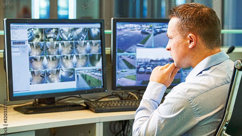 Die eigenen Mitarbeiter zu überwachen kann hilfreich sein, wenn auffällig viel Büromaterial oder Ersatzteile verschwinden.(Bild:  Kadmy - adobe.stock.com)