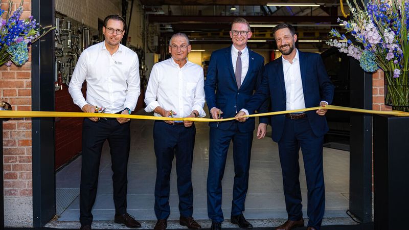 V.l.: Daniel, Stephan und Thomas Kestenholz mit dem CEO von Mercedes-Benz Schweiz, Dirk Adelmann. (Bild: Kestenholz)
