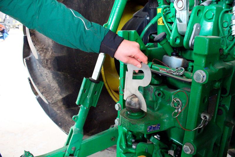 Der Kugelkopf der Kupplung wird mit einer Lehre gewartet. (Bild: igus)