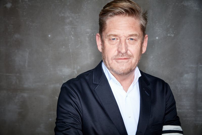 Wayne Griffiths wurde zum Aufsichtsratsvorsitzenden von Cupra ernannt. Der 53-Jährige übernimmt diese neue Position zusätzlich zu seinem Amt als Seat Vorstand für Vertrieb und Marketing und als CEO der Performance-Marke Cupra.

Die Karriere von Griffiths ist eng mit dem Volkswagen Konzern verbunden und nahm 1989 bei Audi in Ingolstadt ihren Anfang. Nach einem zweijährigen Zwischenstopp bei Seat von 1991 bis 1993 kehrte Griffiths zunächst zu der deutschen Marke zurück, wo er mehrere Leitungsfunktionen im damals neu gegründeten Vorstandsbereich Vertrieb und Marketing in verschiedenen Märkten innehatte. 2016 wurde er dann zum Seat Vorstand für Vertrieb und Marketing ernannt, im Januar 2019 übernahm er zusätzlich die Position als Cupra CEO. (Cupra)