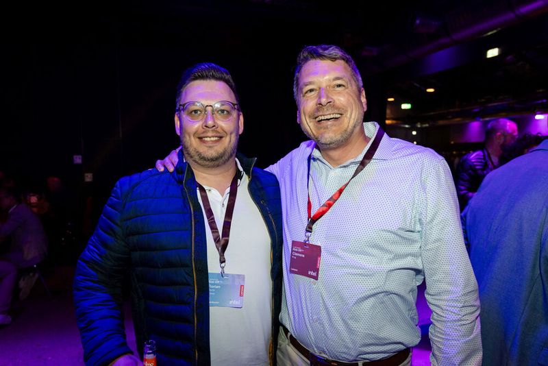 Gut gelaunt: Florian Maurer (api GmbH) und Clemens Krug (Lenovo). (Bild: Lenovo)