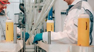 Verstärkung von der Rolle! Hier bereiten zwei Experten vom Fraunhofer IWU in Chemnitz einen Pultrusionsprozess vor. Erfahren Sie hier, was sich in letzter Zeit bei diesem wirtschaftlichen Herstellungsverfahren für faserverstärkte Kunststoffprofile so alles getan hat ... (Bild: Fraunhofer IWU)