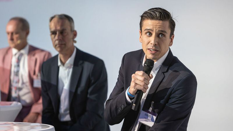 Ein wichtiger Programmpunkt waren Podiumsdiskussionen – hier zum Thema „Instandsetzen vor Erneuern“ (v. r.) mit Felix Scholl (Carbon), Bernd Grüninger (Dekra) und Jochen Pamer (Kanzlei Pamer & Kollegen). (Bild: Stefan Bausewein)