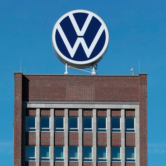 Der Absatz des Volkswagen-Konzerns ist im ersten Halbjahr um mehr als ein Viertel geschrumpft.(Bild:  Volkswagen)