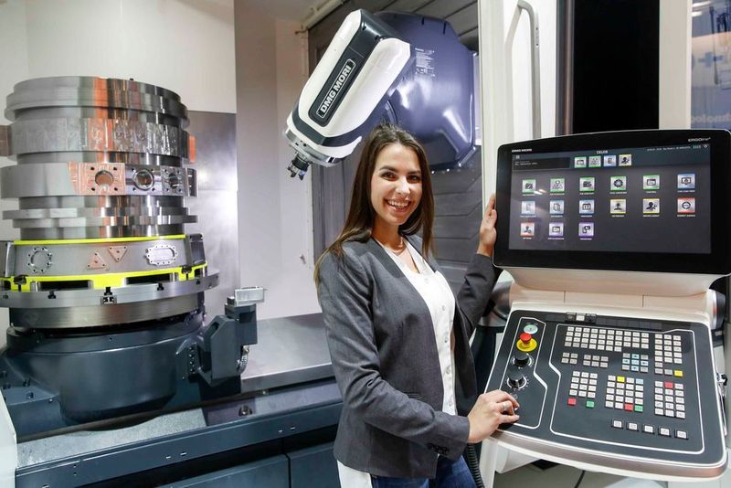 DMG Mori, Bielefeld, zeigt eine Maschine, die simultane 5-Achs-Bearbeitung ermöglicht. (Bild: Messe Düsseldorf, Constanze Tillmann)