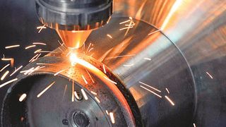 A laser adds material in DMG Mori's hybrid machine Lasertec 65 3D. (Bild: DMG Mori)