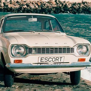 Markantes Merkmal der ersten Escort-Generation: Der Kühlergrill in Form eines Hundeknochens.(Bild:  Ford)