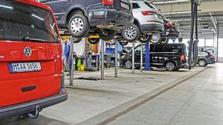 In der Werkstatt des Autohauses Ebersberg sorgen LED-Leuchten für optimale Arbeitsbedingungen und einen modernen Look. (Bild: Schreiner/»kfz-betrieb«)