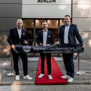 (v. l.) Markus Kuberek, Senior Performance Manager Jaguar Land Rover Deutschland,  Rolf Stirmlinger, Leitung Vertrieb Emil Frey Avalon Premium Cars, und Christian Egger, Business Operations Director Jaguar Land Rover Deutschland, bei der Einweihung im September(Bild:  Jaguar Land Rover)
