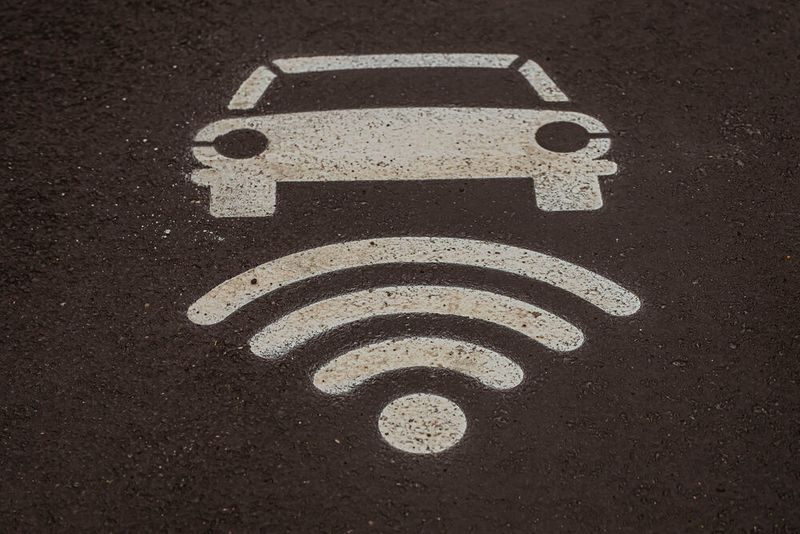 Deutliches Zeichen: Das induktive Laden klappt nicht nur bei Handys, sondern auch bei E-Autos. (Bild: Stellantis Germany)