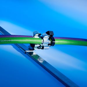 Mit den neuen EMV-Schirmclips verdoppelt sich die Packungsdichte.