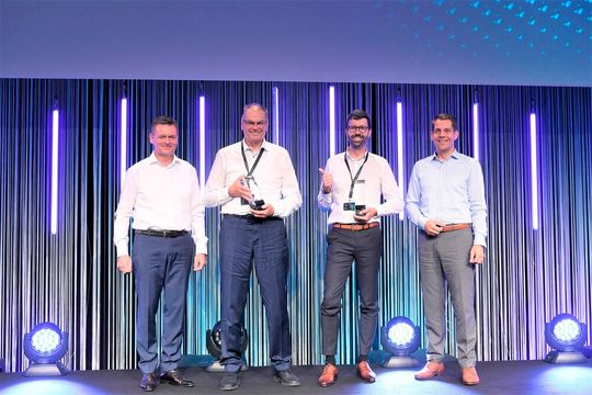 Michael Wolter (zweiter von links), Safelog-Eigentümer und -Gründer, freut sich gemeinsam mit (nun von links) Andreas Burkhart, Leiter International Procurement Services Mercedes-Benz Group AG, Bart Sap, Executive Vice President Umicore AG & Co. KG, und Dr. Gunnar Güthenke, Leiter Einkauf & Lieferantenqualität Mercedes-Benz Cars, über den Supplier Award für Qualität.(Bild:  Safelog)