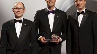 Nahmen den Deutschen Nachhaltigkeitspreis 2011 in Empfang (v.l.): Rupert Früh (Vorstand Finanzen), Michael Müller (Gründer und Vorstandsvorsitzender) sowie Marcus Hepp (Vorstand Produktion) von Müller — Die lila Logistik. Bild: DNP (Archiv: Vogel Business Media)