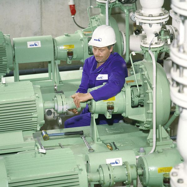 Auch beim Service bietet eine Normung der Pumpen Vorteile. (KSB)