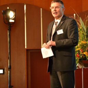 Dr. Otten begrüßt als Vorsitzender die 550 Teilnehmer der Namur-Hauptsitzung 2012.