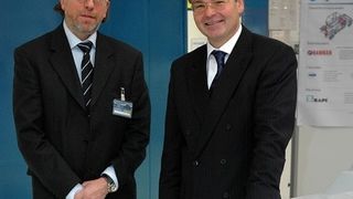 Dirk-W. Morche, Geschäftsführer von EcoCraft Automotive (links) und Dr. Thomas P. Meichsner, Karmann, gaben den Startschuss für den EcoCarrier (Archiv: Vogel Business Media)